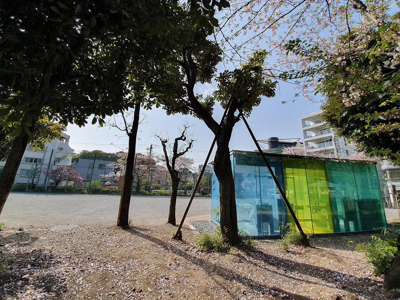 Transparentes öffentliches Toilettenhaus in Tokio bei Nacht